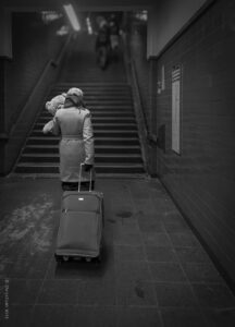 Frau mit Koffer auf einer Treppe – Foto: Christian Witt