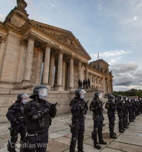 Reichstag und Polizeikette – Foto: Christian Witt